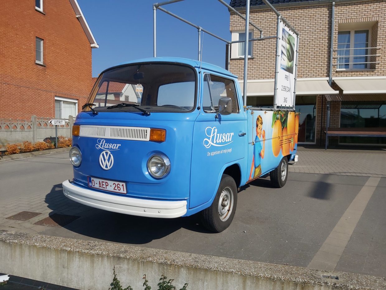 Volkswagen T2 Bus - 2
